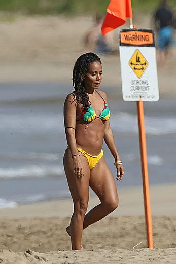 Jada Pinkett Smith caught in bikini in Hawaii