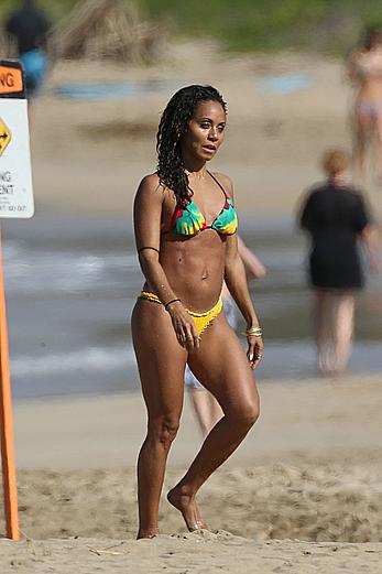 Jada Pinkett Smith caught in bikini in Hawaii