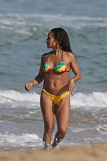 Jada Pinkett Smith caught in bikini in Hawaii