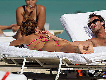 Busty Jesica Cirio areola slip on the beach in Miami