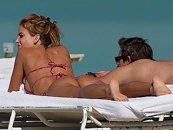 Busty Jesica Cirio areola slip on the beach in Miami