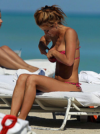 Busty Jesica Cirio areola slip on the beach in Miami