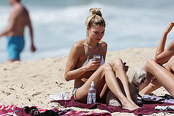 Jessica Hart shows off her tone body on Sydney beach