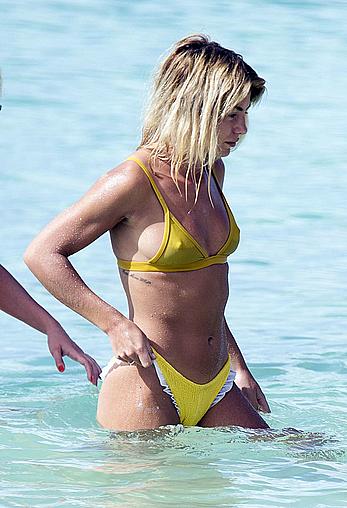 Jessica Woodley pokies in yellow bikini on the beach in Barbados