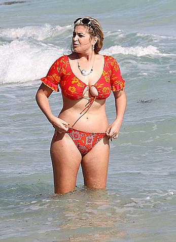 Busty Josie Goldberg shows cleavage at the beach in Miami