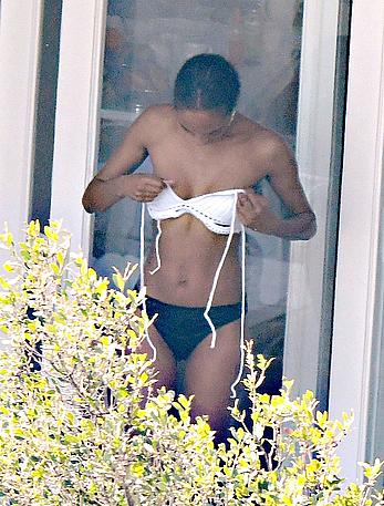 Jourdan Dunn flashing nude boobs in her hotel in Amalfi