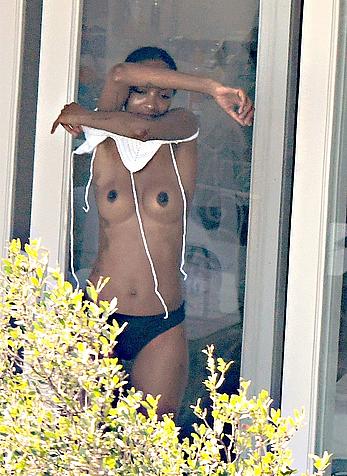 Jourdan Dunn flashing nude boobs in her hotel in Amalfi