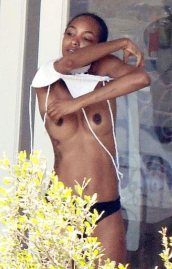 Jourdan Dunn flashing nude boobs in her hotel in Amalfi