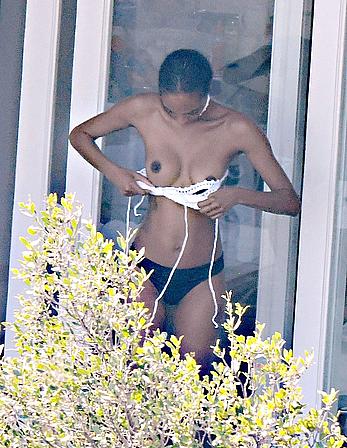 Jourdan Dunn flashing nude boobs in her hotel in Amalfi