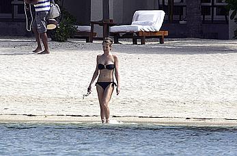 Karen Mulder relaxing topless in Mauritus near the beach