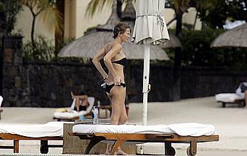 Karen Mulder relaxing topless in Mauritus near the beach