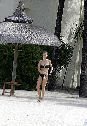 Karen Mulder relaxing topless in Mauritus near the beach