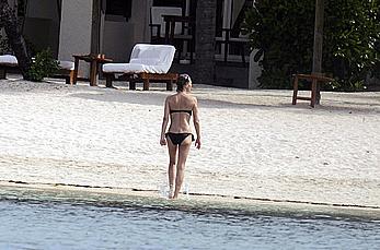 Karen Mulder relaxing topless in Mauritus near the beach