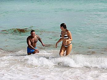 Busty Kelly Brook shows deep cleavage on the beach