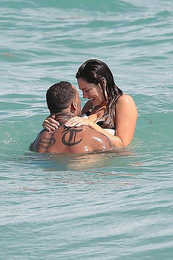 Busty Kelly Brook shows deep cleavage on the beach