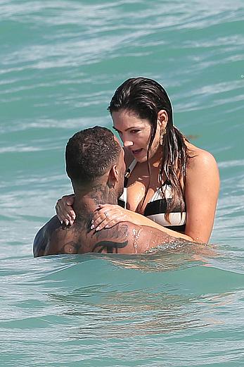 Busty Kelly Brook shows deep cleavage on the beach