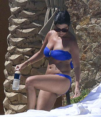 Kourtney Kardashian shows ass in blue pants