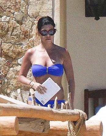 Kourtney Kardashian shows ass in blue pants