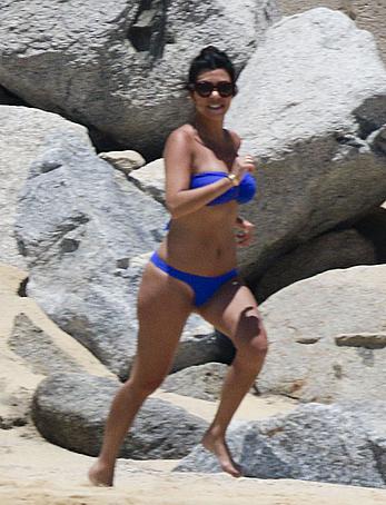 Kourtney Kardashian shows ass in blue pants