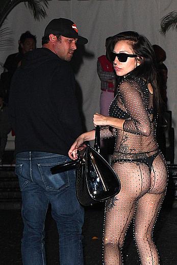 Lady Gaga exposed her ass in tiny a tongs