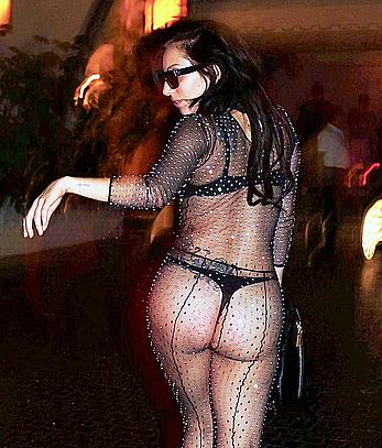 Lady Gaga exposed her ass in tiny a tongs