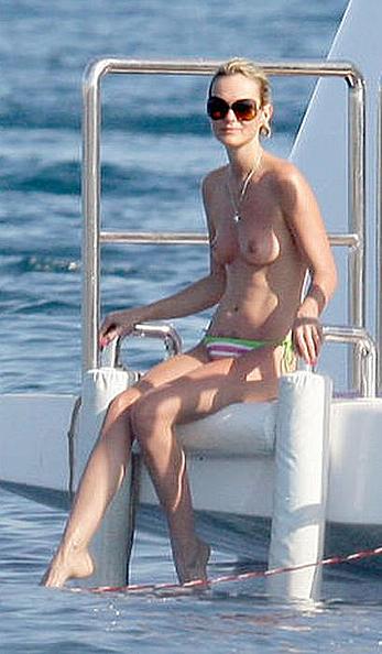 Laeticia Hallyday topless and fully nude 