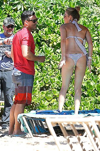 LeAnn Rimes ass crack in bikini in Mexico