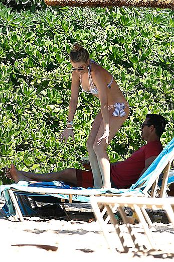 LeAnn Rimes ass crack in bikini in Mexico