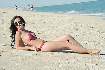 Lisa Opie sexi in pink bikini on the beach in Miami