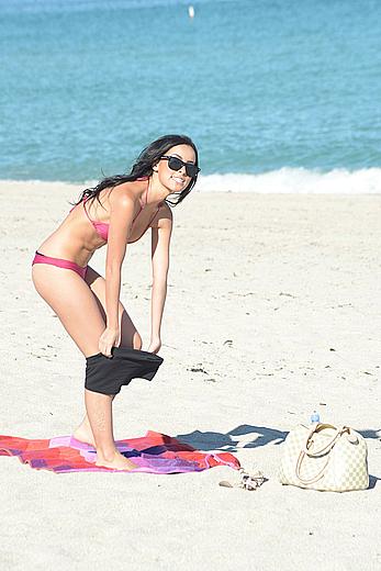 Lisa Opie sexi in pink bikini on the beach in Miami