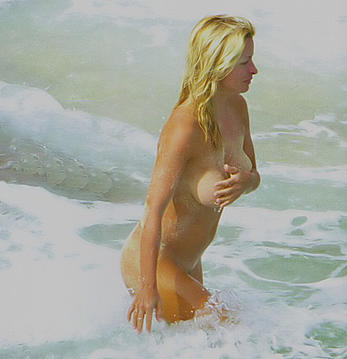 Lisa Marie fully nude in a ocean paparazzi pics