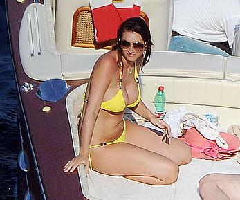 Luisa Zissman sexy in yellow bikini candids