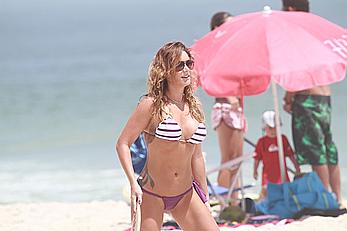 Luizeani Altenhofen caught in bikini on the beach of Barra da Tijuca