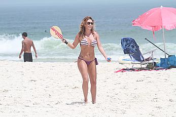 Luizeani Altenhofen caught in bikini on the beach of Barra da Tijuca