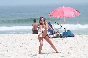 Luizeani Altenhofen caught in bikini on the beach of Barra da Tijuca