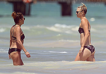 Maria Sharapova inspect her pussy in bikini on the beach of Cancun