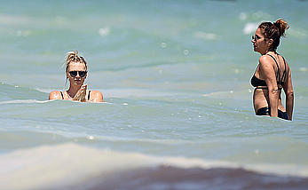 Maria Sharapova inspect her pussy in bikini on the beach of Cancun