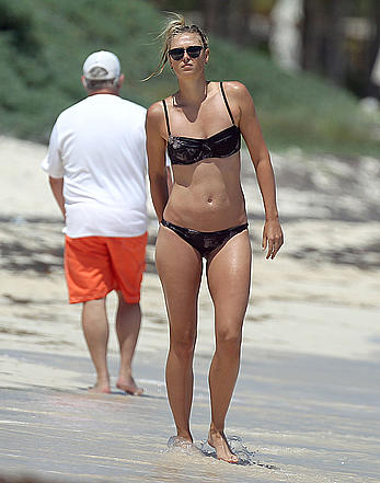 Maria Sharapova inspect her pussy in bikini on the beach of Cancun