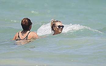 Maria Sharapova inspect her pussy in bikini on the beach of Cancun