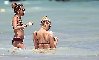 Maria Sharapova inspect her pussy in bikini on the beach of Cancun