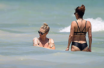 Maria Sharapova inspect her pussy in bikini on the beach of Cancun