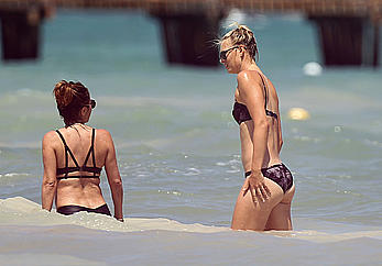 Maria Sharapova inspect her pussy in bikini on the beach of Cancun