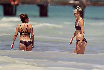 Maria Sharapova inspect her pussy in bikini on the beach of Cancun