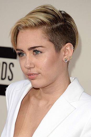 Miley Cyrus without bra under white jacket at 2013 American Music Awards