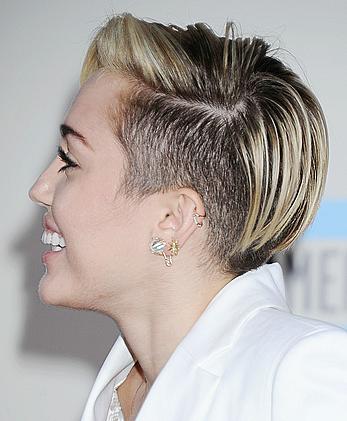 Miley Cyrus without bra under white jacket at 2013 American Music Awards