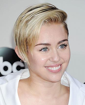 Miley Cyrus without bra under white jacket at 2013 American Music Awards