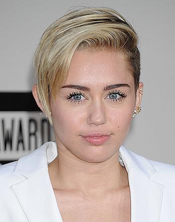 Miley Cyrus without bra under white jacket at 2013 American Music Awards