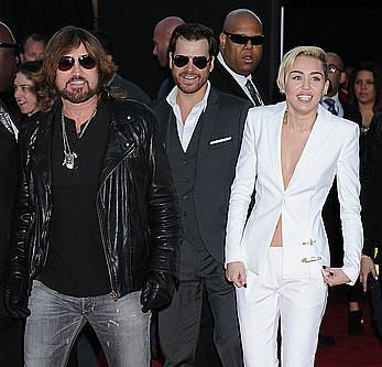 Miley Cyrus without bra under white jacket at 2013 American Music Awards