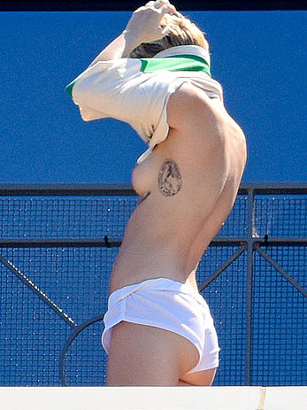 Miley Cyrus caught topless in Sydney