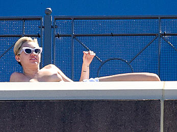 Miley Cyrus caught topless in Sydney